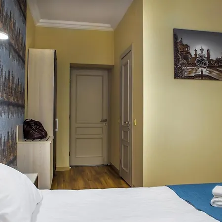 아파트호텔 Mini Barvy Lvova On Hnatyuka St. 3*